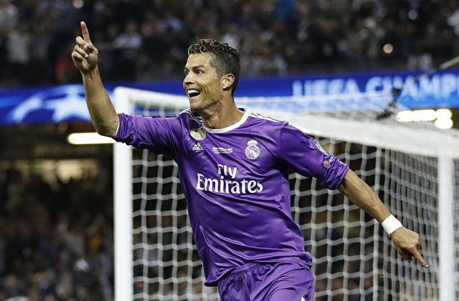 11. Cristiano Ronaldo (Real Madrid) - 112.4 milyon Euro

                                    
                                