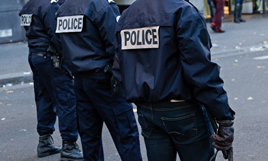 Fransa’da polislere İslam karşıtı mail atıldı
İslamofobik saldırıların en yoğun olduğu ülkelerden birisi olan Fransa’da Sınır Güvenliği Polisi Genel Müdürlüğü’nün tüm çalışanlarına skandal bir mail atıldı. Atılan mailde “İslam Avrupa’nın kanseridir” ve Müslümanlara atıf yaparak “Fransa hiç bu kadar hasta olmamıştı” ifadelerine yer verildi. Bu maili atan kişinin ceza alıp almadığı ise bilinmiyor çünkü Fransız polisi bu olayla ilgili açıklama yapmaktan sürekli kaçındı.