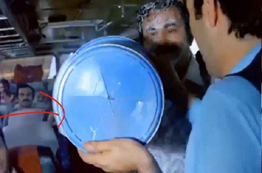 Kovanın dibine dikkat!

                                    
                                    
                                     "Sakar Şakir" filminde kovanın dibinin önceden kırık olması kameraya da yansıyor.
                                
                                
                                