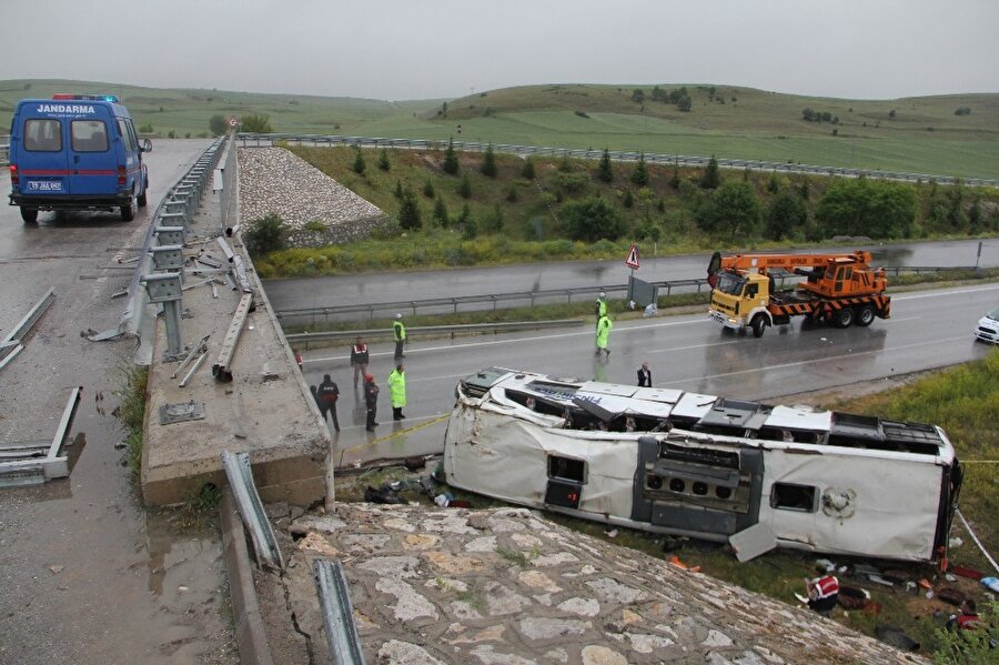 Çorum'da akıl almaz kaza: Yolcu otobüsü üst geçitten düştü