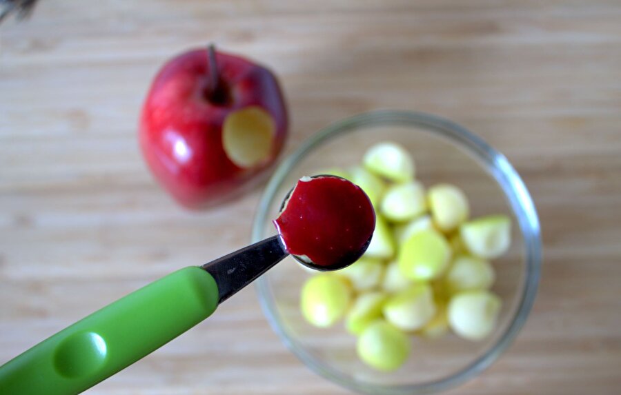 Elma dilimleri
Elmaları arzu ettiğiniz gibi dilimleyin. Elmalarınızın üzerine fıstık ezmesi sürün ve afiyetle yiyin. 