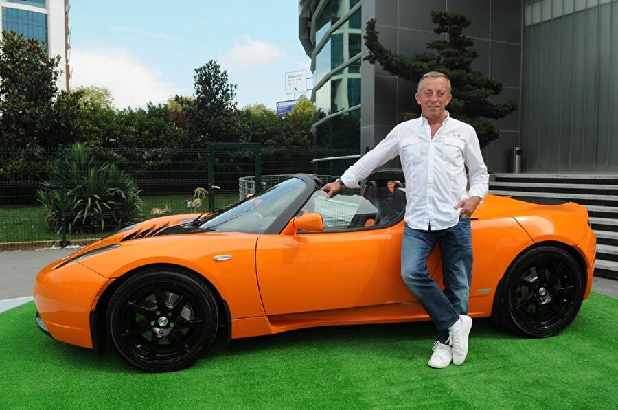 Kişiye özel hazırlanıyor!
Otomobilin koltuklarının, şirketin kurumsal renginde olması, Ağaoğlu’nu duygulandırdı. Rolls-Royce Dawn’ın yüzde 90’ı el imalatı olarak kişiye özel hazırlanıyor.