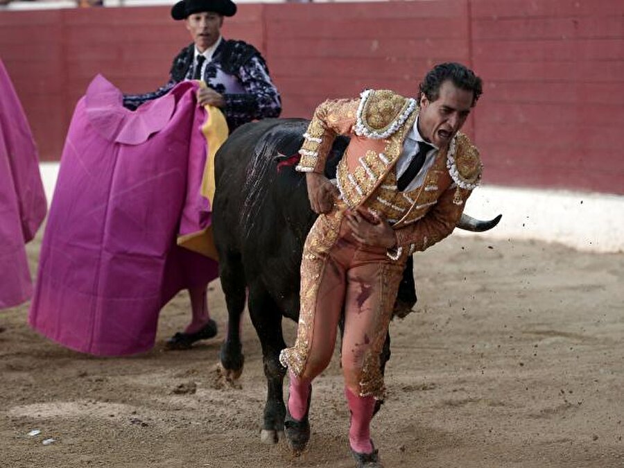 Ringden çıkarılırken bilinci yerinde olan ama çok kan kaybettiği gözlenen matador, hastaneye giderken kalp krizi geçirdi ve öldü.

