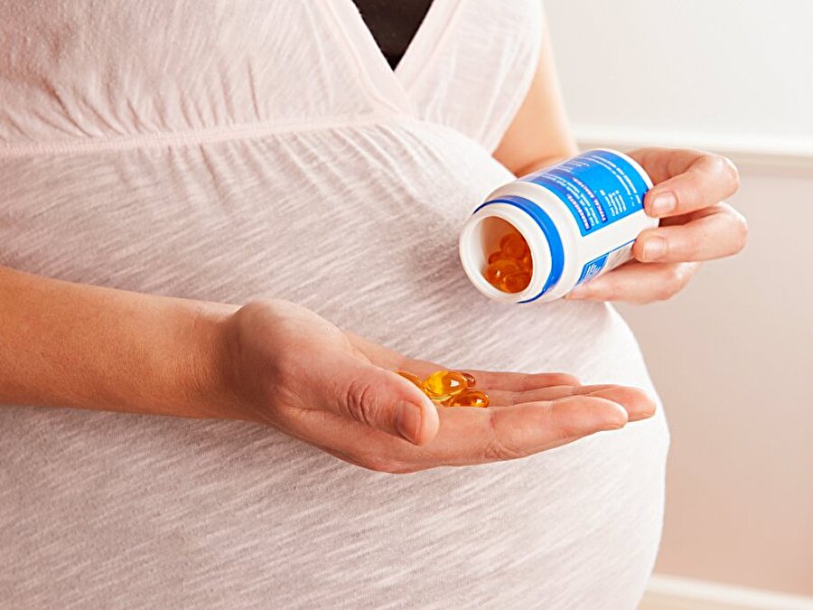 Hamile kadınlar da doktorlarının tavsiyeleri doğrultusunda hem kendileri için hem de bebeklerinin gelişimi için multivitamin tüketir.