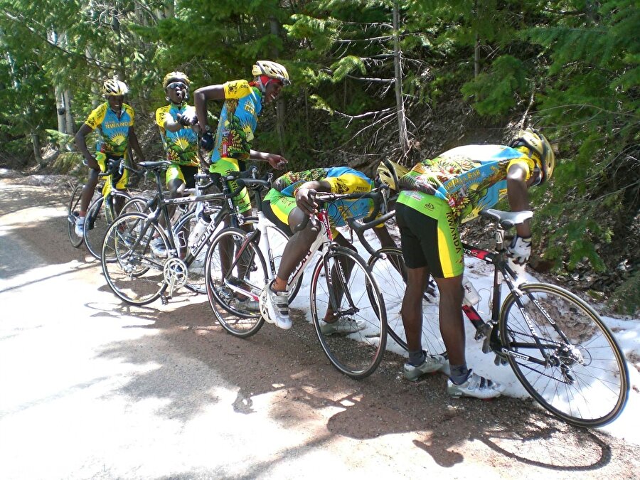 İlk kez kar gören Ruanda Bisiklet Takımı
