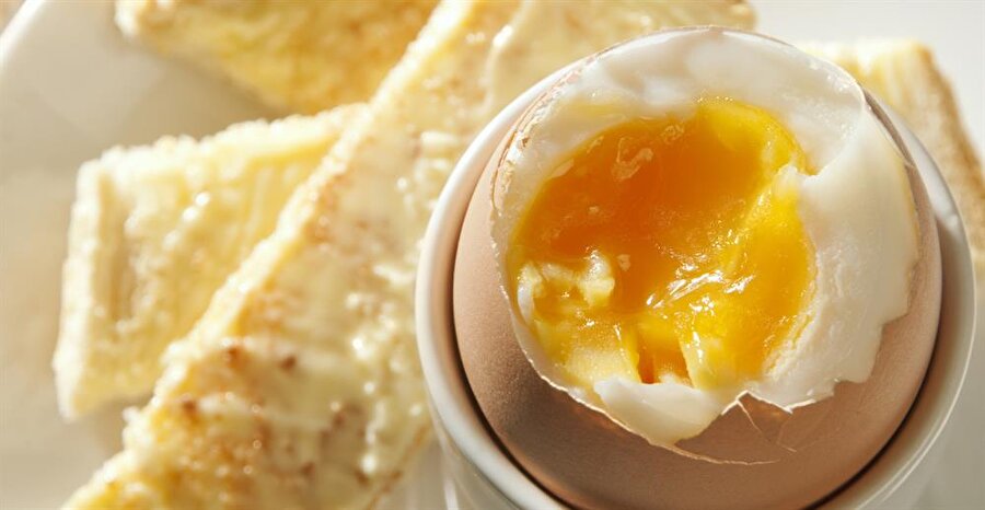 Uzmanlar omletten ziyade haşlanmış yumurtayı öneriyor. 