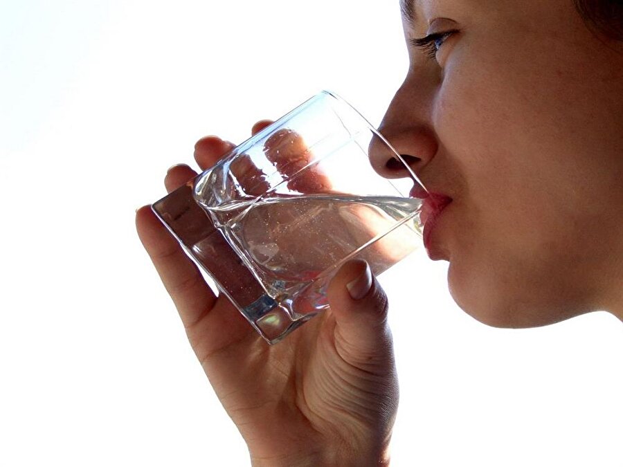 Gün boyunca düzenli olarak su için, ancak geceleri çok fazla su içmeyin. 

                                    
                                