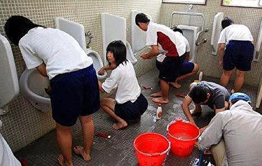 Temizlikten de sorumlular
Okulda çalışan temizlik görevlilerine yardım maksadıyla, tuvalet ve banyolar da dahil olmak üzere temizliğe de yardımcı oluyorlar. 