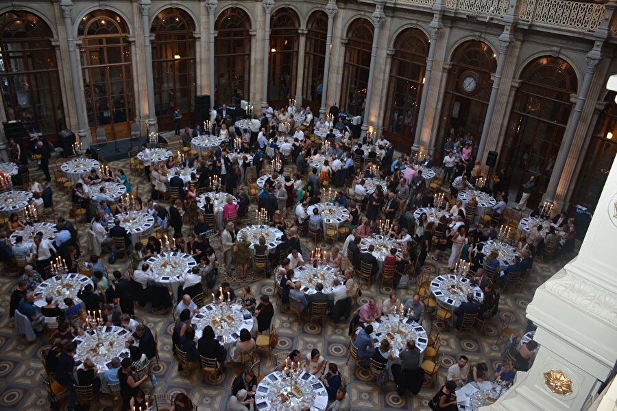 ​Sarayda gala yemeği
Avrupa Bilim Merkezleri ağı için önem arz eden Avrupa Bilim Merkezleri ve Müzeler Birliği’nin (ECSİTE) gala yemeği de renkli görüntülere sahne oldu. Portekiz için tarihi öneme sahip Palacio da Bolso’da (Borsa Sarayı) verilen ve günümüzde kongre ve kültür merkezi olarak hizmet veren tarihi mimari yapıdaki gala yemeği çok sayıda katılımcıyı bir araya getirdi.