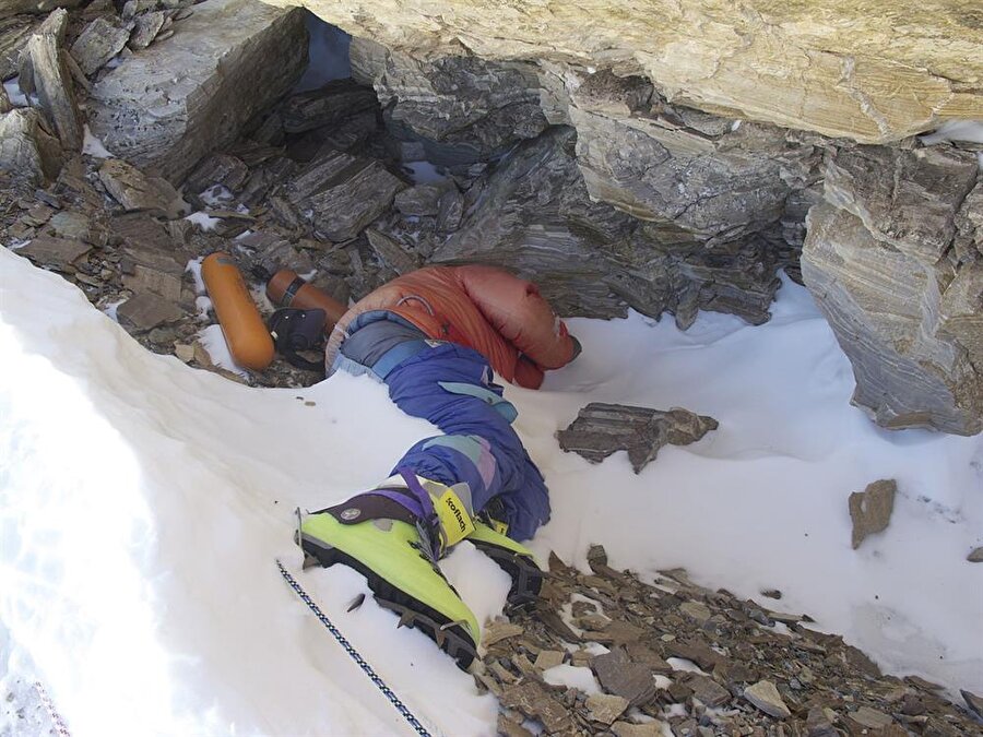 Tsewang Paljor

                                    
                                    
                                    
                                    
                                    
                                    
                                    Hintli dağcı Tsewang Paljor, 1996 yılında Everest Dağı'na bir tırmanış gerçekleştirmeye başladı. Botları nedeniyle "Yeşil Botlar" lakabı verilen sporcu 11 Mayıs 1996'da yakalandığı kar fırtınasında yaşamını yitirdi. 1996'dan 2014 yılına kadar ceset aynı yerde kaldı. Paljor’un yeşil botları diğer tırmanışçılara yön konusunda yardımcı oluyordu. Bu nedenle ceset gömülmedi. Soğuğun etkisiyle bozulmadan kalan ceset 2014 yılında ortadan kayboldu. 2017'de birkaç dağcı söz konusu cesedi 8500 metre yükseklikte buldu. Tsewang Paljor'ın ailesi cesedin bulunduğu noktaya gömülmesini talep etti. “Green Boots” yani “Yeşil Botlar” Everest’in en meşhur vakasıdır. 
                                
                                
                                
                                
                                
                                
                                