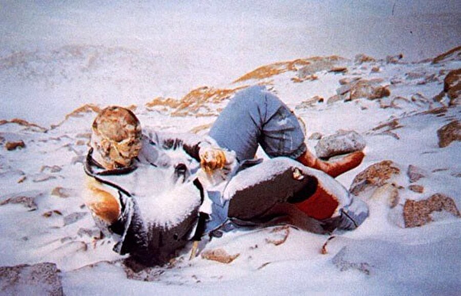 Hannelore Schmatz

                                    
                                    
                                    
                                    
                                    
                                    
                                    2 Ekim 1979'da Alman kadın dağcı Hannelore Schmat, eşi ve diğer ekip arkadaşlarıyla Everest Dağı'nın zirvesine ulaştı. Zirve dönüşü ise son derece zordu. Ekiptekiler soğuktan donarak ölmeye başladı. 39 yaşındaki Hannelore Schmatz çok üşüyordu ve yere oturup sırt çantasına yaslandı. Genç kadın bu şekilde donarak can verdi. 1984 yılında Nepalli bir polis memuru kadının cesedini fark etti ve onu taşımaya karar verdi. Polisin bu girişimi canına mal oldu. Yıllar içinde kadının cesedi fırtınaların etkisiyle yer değiştirdi.
                                
                                
                                
                                
                                
                                
                                