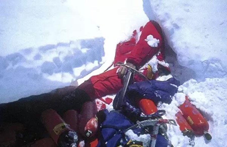 Rob Hall

                                    
                                    
                                    
                                    
                                    
                                    
                                    Everest Dağı'nda ölenler gerilerinde büyük acılar bıraktı... Bunlardan biri de Yeni Zelandalı dağcı Rob Hall... Rob Hall'un liderlik yaptığı sekiz kişilik grup 1996 yılında Everest Dağı'na tırmanmaya başladı. 11 Mayıs 1996 saat 16.00 civarında çok şiddetli bir fırtına çıktı. Hall'ın ekip arkadaşları yaşamlarını yitirdi. Bir gece boyunca hayatta kalmaya çalışan Hall, 12 Mayıs'ta uydu telefonu sayesinde hamile olan eşine ulaştı. Hall'ın son sözleri, "Seni seviyorum. İyi uyu tatlım. Lütfen çok fazla endişelenme" oldu. Görüşme aniden durdu. Hall'ın bu esnada yaşamını yitirdiği düşünülüyor.
                                
                                
                                
                                
                                
                                
                                