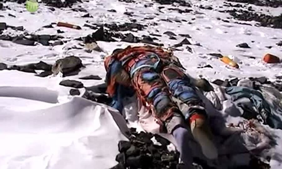 Yasuko Namba

                                    
                                    
                                    
                                    
                                    
                                    
                                    1996 yılında ilkbaharın ilk günlerinde dokuz kişilik bir ekip Everest Dağı'na tırmanmaya başladı. İklim şartlarının en ağır dönemde dağa tırmanmaya çalışan Yasuko Namba, kar fırtınası nedeniyle öldü. Cesedine yıllar sonra ulaşıldı. Ekipte ki diğer dağcıların da sonu Namba gibi oldu. 
  
(Yararlanılan kaynaklar: toptenz.net ve ranker.com)
                                
                                
                                
                                
                                
                                
                                