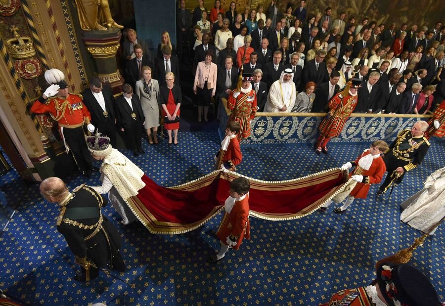 5 metrelik peleriniyle parlamentoya gelecek

                                    Parlamento
Egemenliği Girişi'nden binaya girecek olan Kraliçe ardından Kraliyet tacını
takacak ve kadifeden yapılmış, 5 metre kuyruğu bulunan kırmızı kraliyet
pelerinini giyecek. Parlamentoda kraliyet üyeleri ayrılan yere geçecek olan
Kraliçe Elizabeth burada yaldızlı bir tahta oturacak. Eşi Prens Philip ise
hemen yanında daha alçak bir tahtta oturacak.
                                