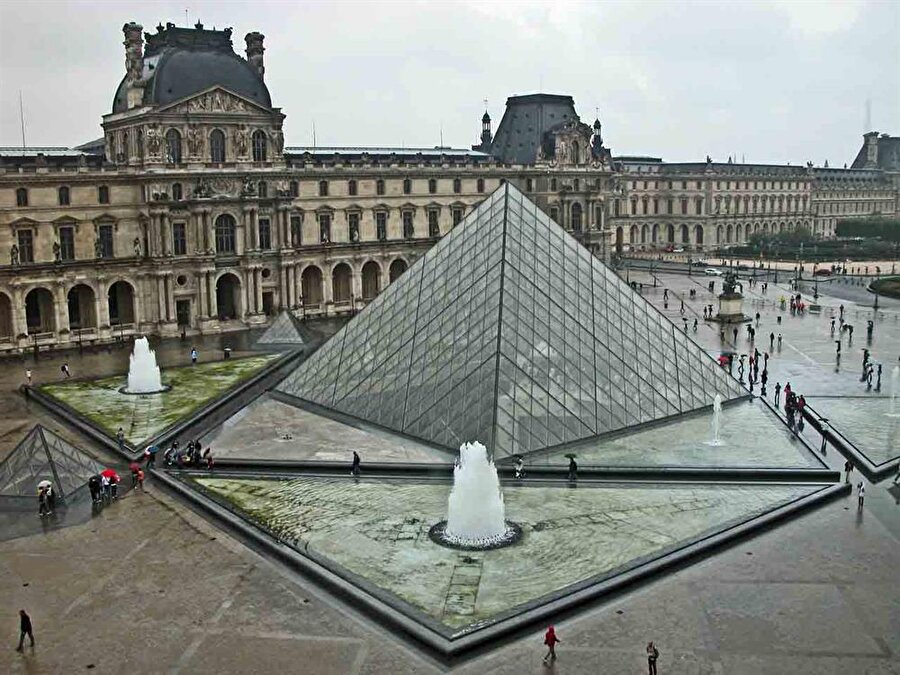Louvre Müzesi, Paris

                                    7,4 milyon ziyaretçi
                                