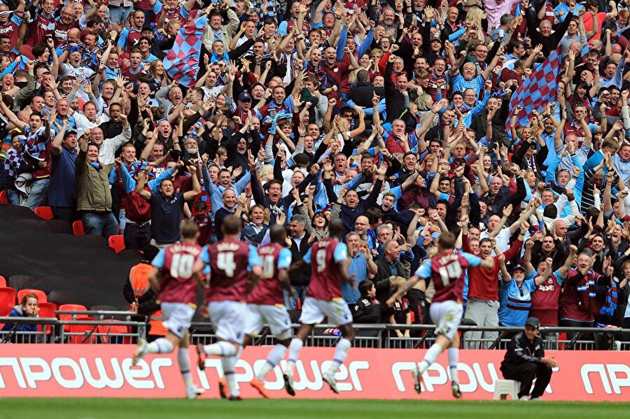 Forever Blowing Bubbles (West Ham United)

                                    
                                