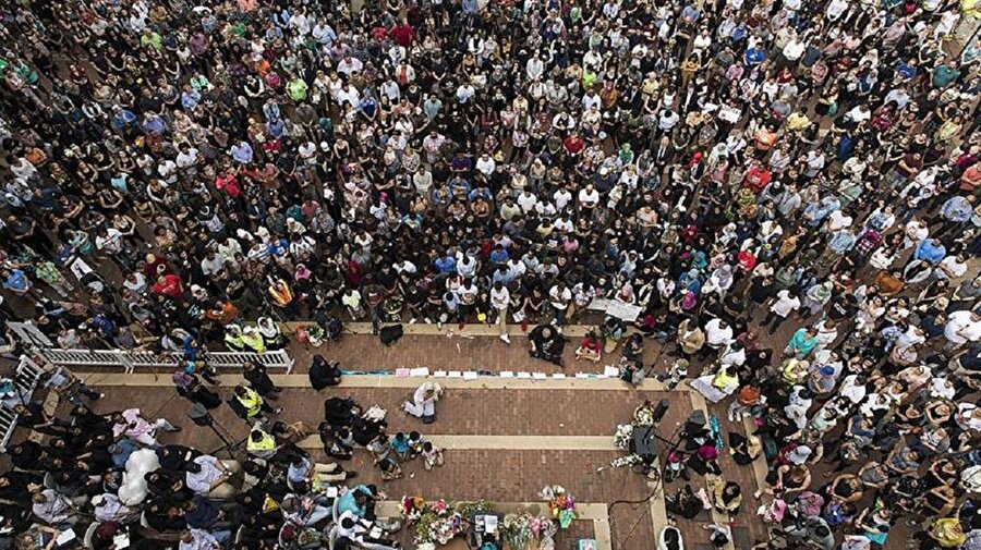 Amerika’da öldürülen Müslüman kızın cenazesine binler katıldı