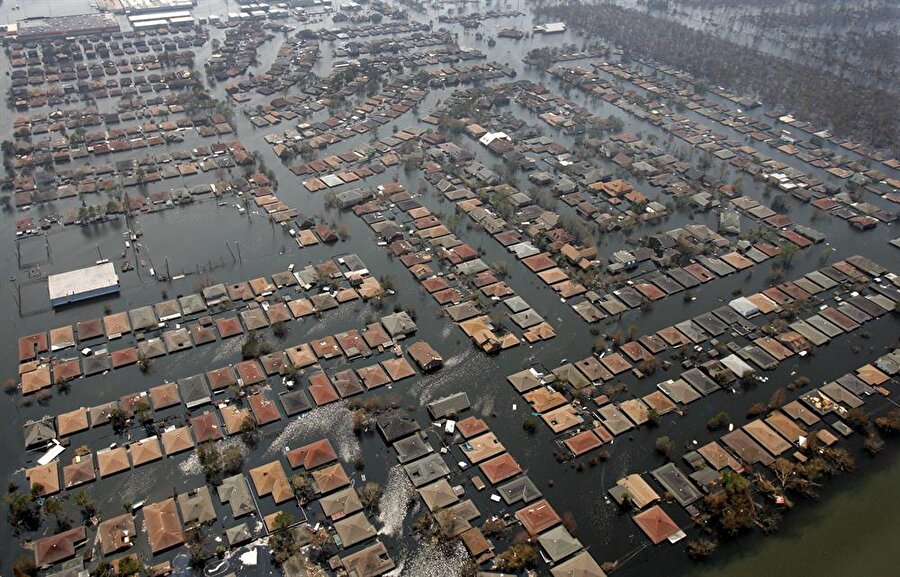 Katrina Kasırgası / ABD (2005)
Katrina Kasırgası, Amerika Birleşik Devletleri tarihinin en yıkıcı ve en ölümcül kasırgalarından biri. 2005 Ağustos'un son haftası boyunca 7 eyalette yaklaşık 2.000 insanın hayatını kaybetmesine neden olan kasırga, 81 milyar doları aşan maddi külfetiyle de en pahalıya mal olan doğal afetlerden biridir.