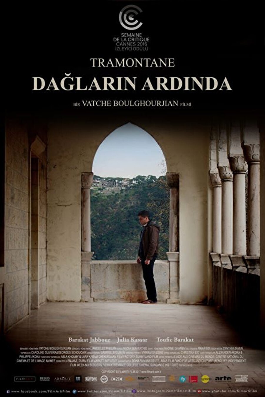 Dağların Ardında
Konusu: Kısa filmleri ile birçok uluslararası festivalden ödül alan genç yönetmen Vatche Boulghourjian'ın son filmi "Dağların Ardında", Lübnan'da yaşayan görme engelli genç müzisyen Rabih'in gerçek kimliğini arayışını anlatıyor. Dünya prömiyeri Cannes Film Festivali'nde yapılan filmde Barakat Jabbour, Michel Adabachi, Sajed Amer, Abido Bacha ve Toufic Barakat gibi isimler rol aldı.