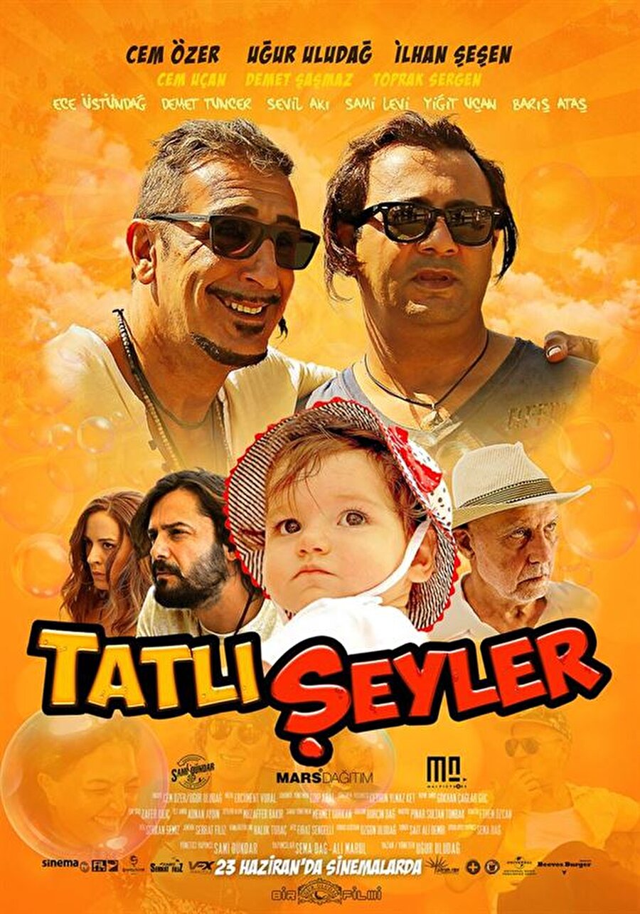 Tatlı Şeyler
Konusu: Toprak Sergen, Cem Özer, İlhan Şeşen, Uğur Uludağ ve Cem Uçan'ın oynadığı "Tatlı Şeyler"in yönetmenliğini, filmde de rol alan Uğur Uludağ yaptı. Komedi türündeki filmin konusu özetle şöyle: "İki modacı arkadaş; defilelerine yetişme telaşıyla yola çıkmaları sırasında, arabalarında sevimli bir bebekle beraber para dolu bir çanta bulurlar. Bu andan itibaren yolculuğun seyri hem bebeğin ailesi hem de onları kovalayan mafya ile birlikte belalı bir şekilde değişecektir."