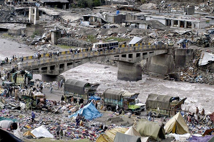 Pakistan Depremi (2005)
8 Ekim 2005'te meydana gelen depremin şiddeti 7,6 olarak kayıtlara geçmiş, merkez üssü ise Keşmir olmuştu. Sabahın erken saatlerinde meydana gelen deprem pek çok insanı uykuda yakalamıştı. Resmi kayıtlara öre 75.000 insanın hayatını kaybettiği depremde 106.000 kişi de yaralanmıştı.