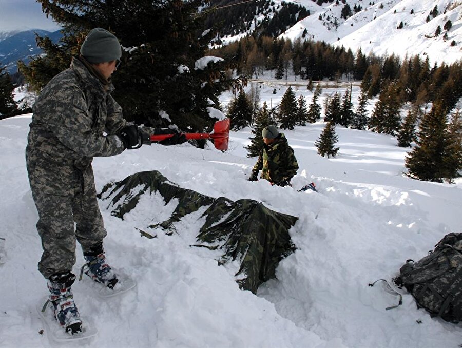 Afganistan Kar Fırtınası (2008)
Modern tarihin en büyük kar fırtınalarından biri. Bazı bölgelerde 2 metreyi geçen kar kalınlığı ve -30 ° C'nin altında seyreden hava sıcaklıkları nedeniyle 1.337 ölüm vakası kayıtlara geçti. 315.000 büyükbaş hayvanın yanı sıra 100.000'den fazla küçükbaş hayvan da telef oldu.