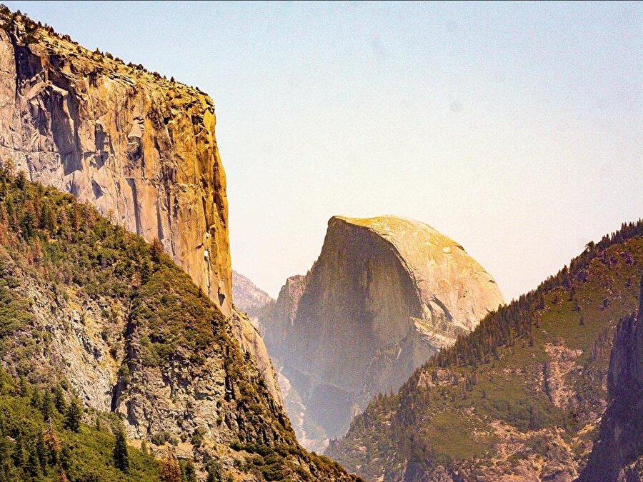 Half Dome, Yosemite Ulusal Parkı
Yosemite Ulusal Parkı'ndaki en uzun ve kesinlikle en tehlikeli zammı yeri olan Half Dome’in zirve noktasına ulaşabilmek için, dağcılar bir günlük yürüyüşe ihtiyaç duyar. Bu zirve noktasına ulaşma yolunda 60’tan fazla kişi öldü.