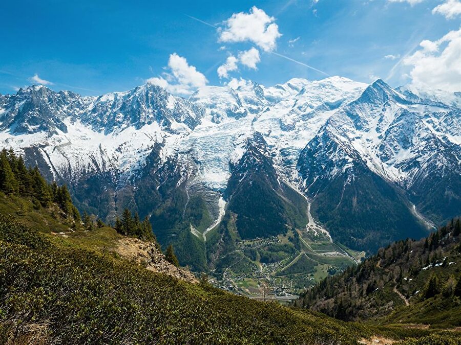 Mont Blanc, Chamonix
Alp dağlarının bir parçası olan Mont Blanc, Avrupa'nın en yüksek tepesidir. Raporlara göre yılda yaklaşık olarak 100 ölümcül olay kaydedilmiş. Bununla birlikte, bu yüksek sayı her yıl 30.000 kişinin tırmanmaya kalkıştığı düşünüldüğünde sonuç şaşırtıcı değil.