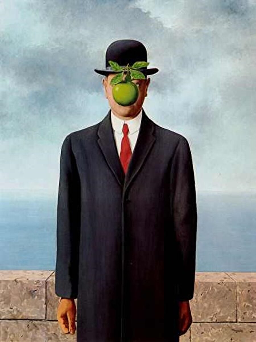 İnsanın Oğlu

                                    Magritte ‘nin bu çalışması bir otoportredir. Magritte’nin resimler her zaman sembollerle dolu gizemli resimlerdir. Yeşil elma ve yüzün kapanması ile ilgili Magritte şunları söylemiştir: “Herkes bir şeyler saklar ve sakladığını görmek isteriz. Bu gizli olana duyulan meraktır, ama karşıdaki bunu hiçbir zaman bilemez.”
                                