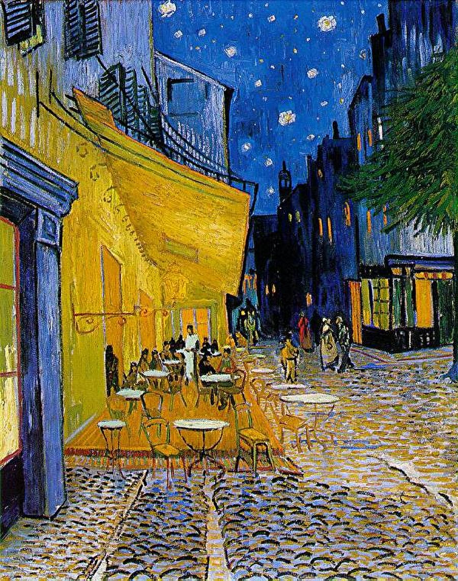 Kafe Terasta Gece

                                    Eser, ressamın Paris'te bir dönem yaşadıktan sonra taşındığı
Arles'da yapılmıştır. Arles'ın Place de Forum isimli meydanında
bulunan Café Terrace'ın görünümünü içeren tabloda gece
karanlığında parlayan yıldızların altında bir sokak ve sokağa
açılan kafenin terasının aydınlanmış hali yer alır.
                                