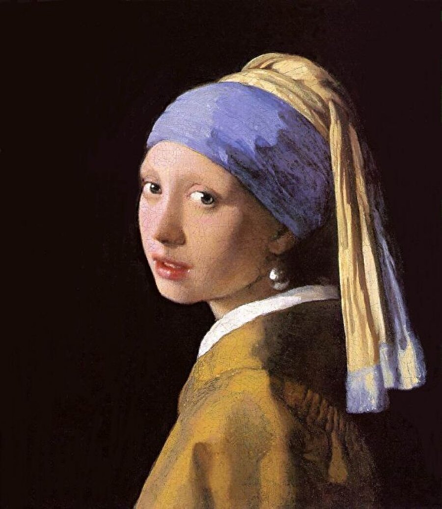 İnci Küpeli Kız

                                    ‘Kuzey’in Mona Lisa’sı’ olarak adlandırılan ‘İnci Küpeli Kız’ tablosundaki genç kızın masumiyeti ve bakışlarındaki etkileyicilik, ressamın başarısını arttırmıştır. Tablonun ana objesi inci küpe ön plana çıkarken, ressamın tablolarında eksik olmayan mavi ve sarı renkteki örtü dikkat çeker.
                                