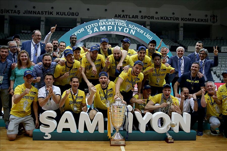 Potada şampiyon Fenerbahçe

                                    
                                    
                                    
                                    
                                    Spor Toto Basketbol Süper Ligi play-off final serisi dördüncü maçında Beşiktaş Sompo Japan'ı 98-94 yenen Fenerbahçe, 2016-2017 sezonunun şampiyonu oldu.
                                
                                
                                
                                
                                