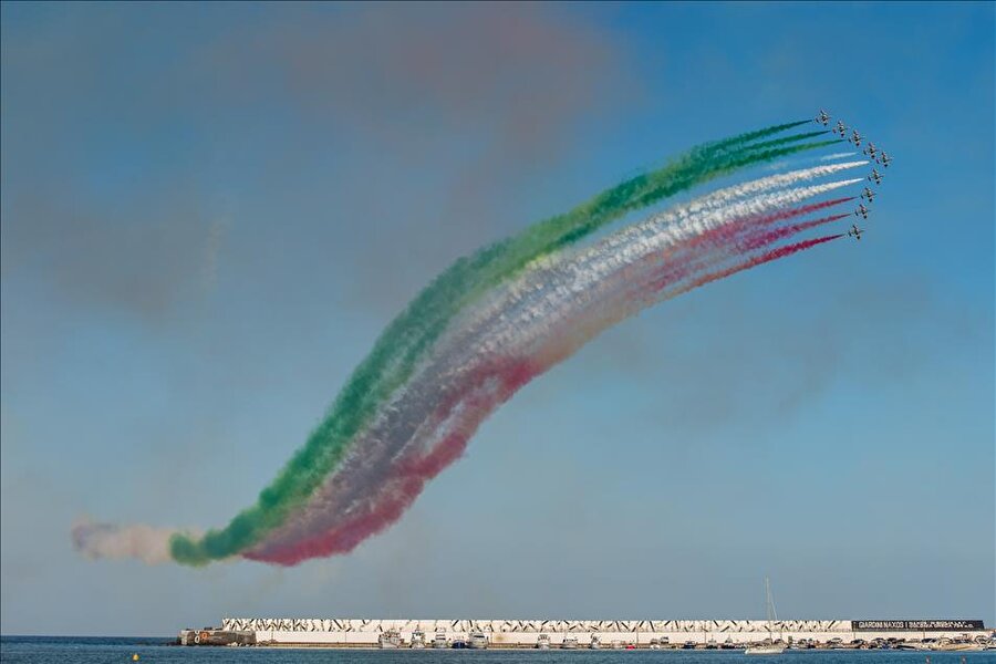 Naxos Air Show 2017

                                    
                                    
                                    
                                    
                                    İtalyan Hava Kuvvetleri akrobasi timi “Frecce Tricolori” İtalya'nın Sicilya kentinin Giardini Naxos bölgesinde düzenlenen Naxos Air Show 2017 kapsamında uçuş gösterisi yaptı. 
                                
                                
                                
                                
                                