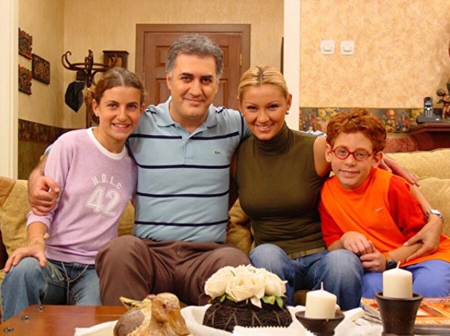 Çok yakında!

                                    
                                    
                                    Bir döneme damga vuran dizi, "Çocuklar Duymasın" Kanal D ekranlarında yeniden yayınlanmaya hazırlanıyor.Başrollerinde Pınar Altuğ ve Tamer Karadağlı'nın yer aldığı Çocuklar Duymasın'ın ilk tanıtımı yayınlandı.
                                
                                
                                