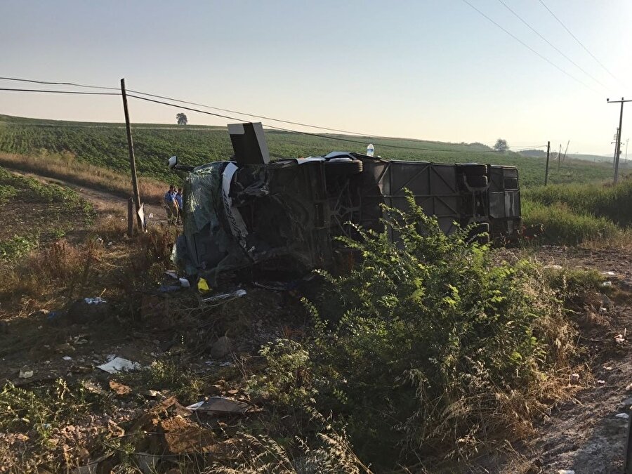 Balıkesir'de yolcu otobüsü devrildi: 1 ölü, 45 yaralı