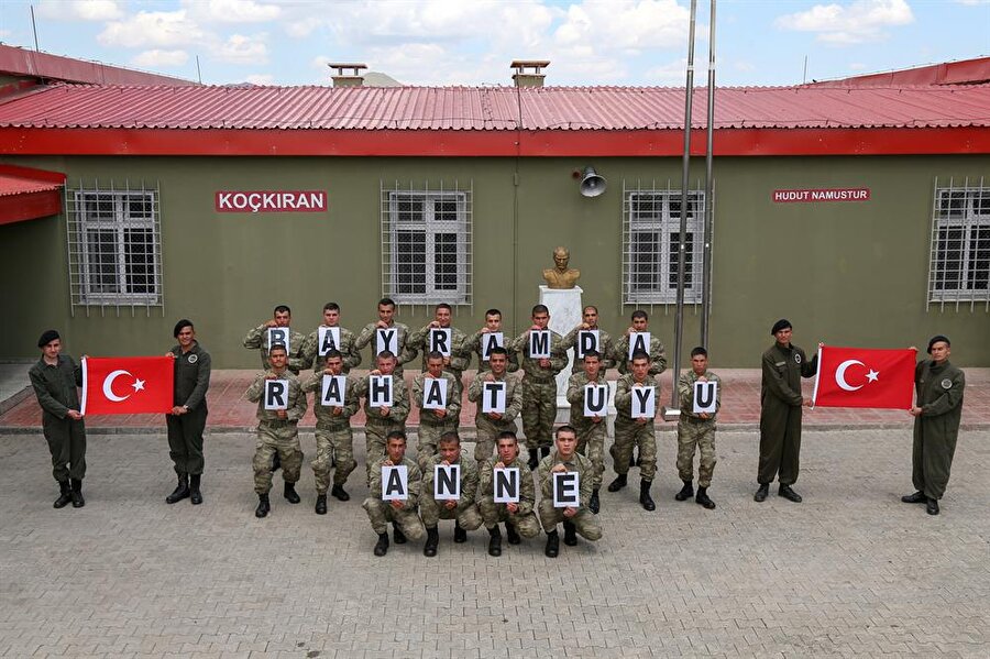 Bayramda da görevlerinin başından ayrılmayan ve bölgede adeta kuş uçurtmayan Mehmetçiklerin her biri bir harf taşıyarak "Bayramda rahat uyu anne" yazısı oluşturup, ailelerine mesaj iletti.

                                    Verilen
bayram mesajının ardından Mehmetçik, komutanlarının telefonu ile ailelerini
görüntülü arayarak bayramlaştı.
                                