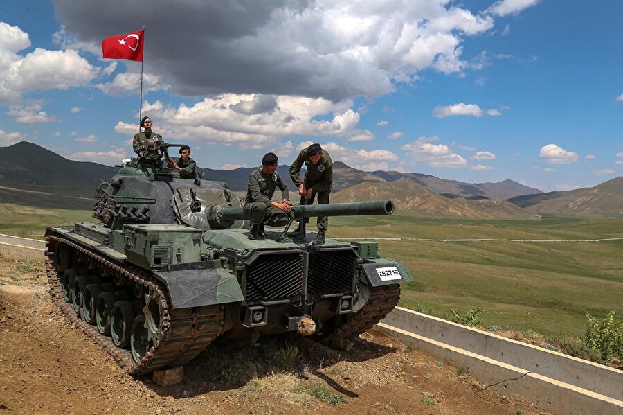 Oğluyla telefonda bir süre hasret gideren anne Demir de iki oğlunun da şu an asker olduğunu ve bunun haklı gururunu yaşadığını söyledi.

                                    5. Hudut Bölük Komutanı Piyade Üsteğmen İsmail
Özcan, karakolun Çadır Tepe üzerinde bulunduğunu ifade etti.
                                