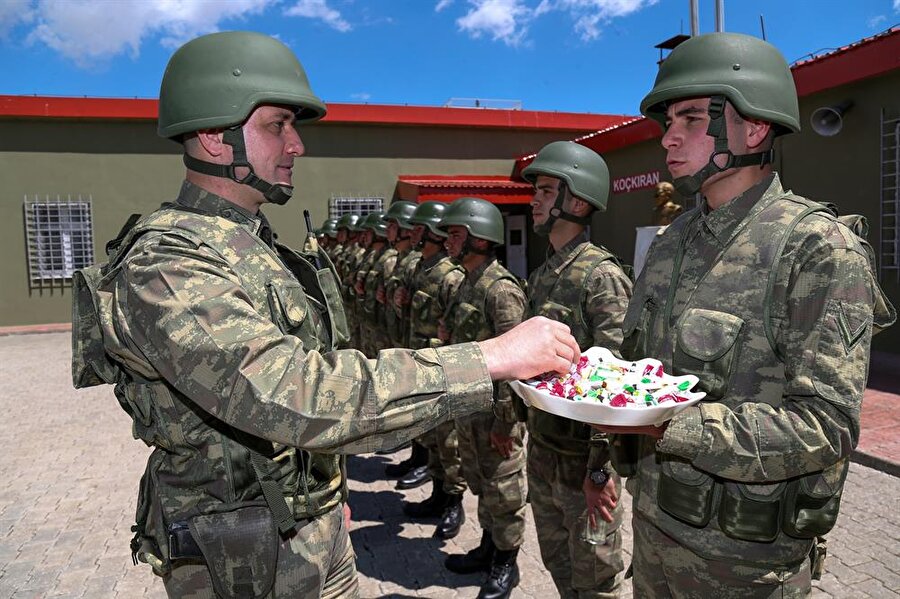 Birbirleriyle bayramlaşan askerler, birbirlerine şeker ikram etmeyi de ihmal etmedi.

                                    
                                