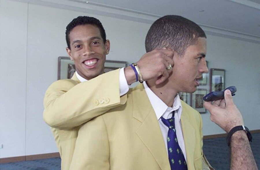 Ronaldinho'dan övgüler
Barcelona ve Brezilya Milli Takımı'nın eski yıldızı Ronaldinho'nun Alex için yaptığı yorum: Alex'le oynamak hediye gibi bir şeydi.