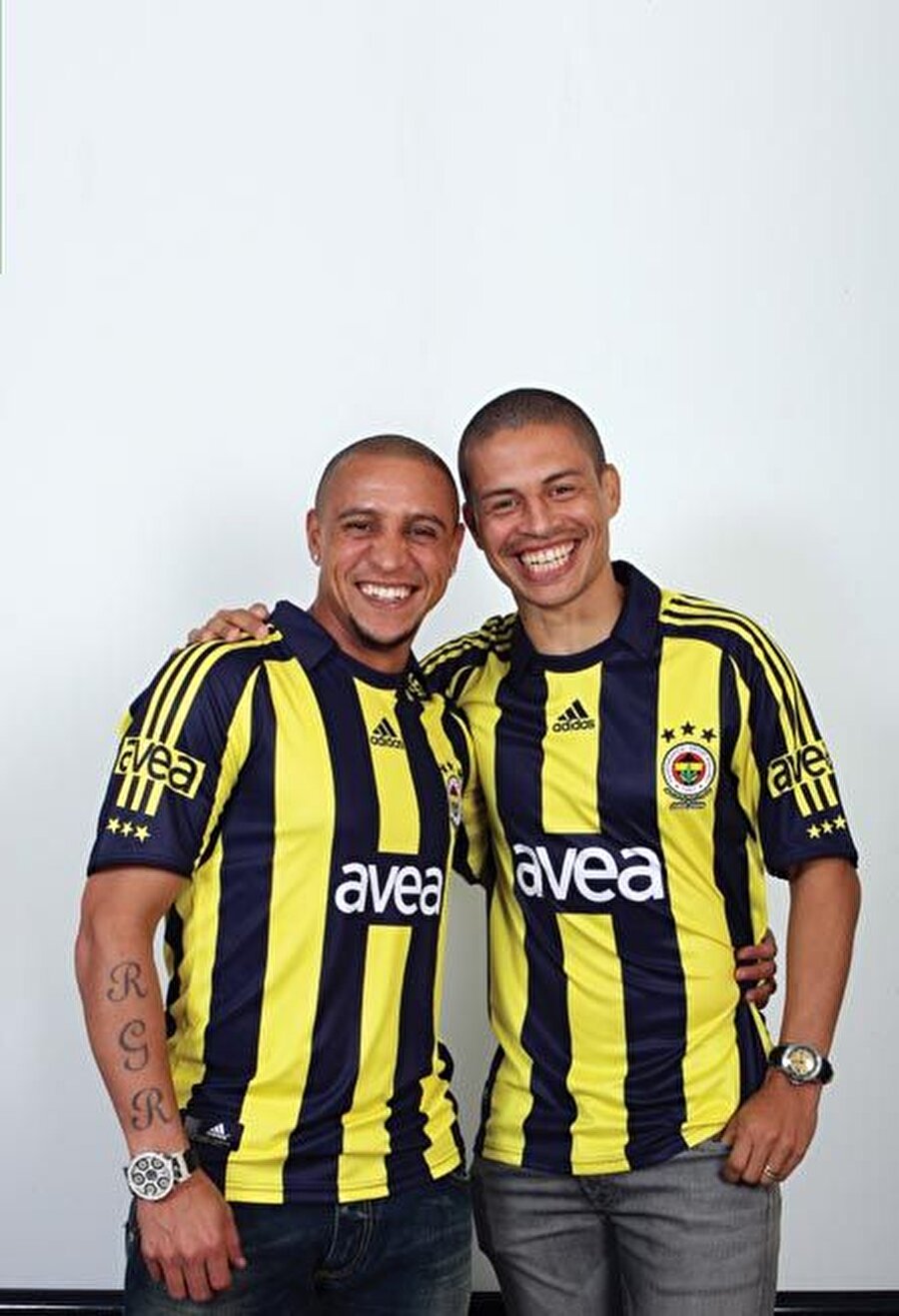 Carlos'tan itiraf
2007'de Fenerbahçe'ye transfer olan Roberto Carlos, Alex için şu ifadeleri kullanıyor: Alex'le yarışmanın yolunu bulamadım. O tam bir idoldü. Faul atışları onun işiydi.