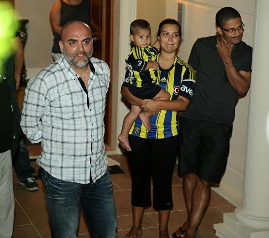 11 gün 11 gecelik veda
Alex, Aykut Kocaman’la arasındaki soğuk savaşın ardından Fenerbahçe’ye veda etmek zorunda kaldı. Ayrılık haberinin ardından Alex de Souza’nın evinin önün sarı-lacivertli taraftarlar akın etti. "Ayrıldığımda insanlar evime koşmuştu. Sadece o gece olmasını arzu ederdim. Gençler otantik bir fiesta yaptı. On bir gün, on bir gece süren bir nöbet… Gerçekten de Türk taraftarının fanatizmi ciddi bir şey."