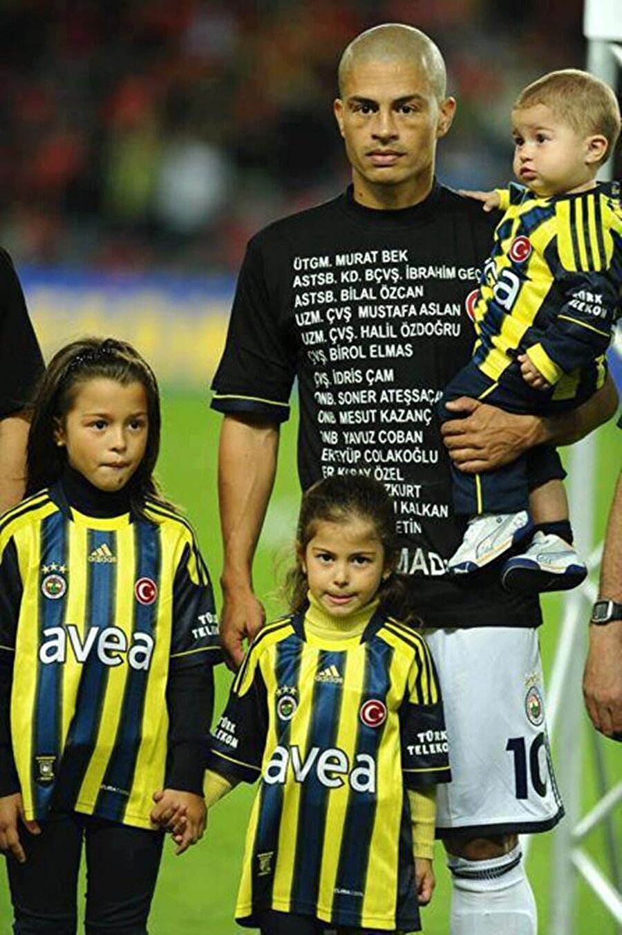 "Sorun yaşamadan gönderilen tek idol"
“Dünya futbol tarihinde kulübünde sorun kaynağı olmadığı halde gönderilen tek idol olduğumu düşünüyorum. Geldiği günden ayrıldığı güne kadar başarılı olmasına rağmen sözleşmesi feshedilmiş belki de tek futbolcu. Takımda zor zamanlar da geçirdim, ancak kişisel olarak o sekiz buçuk yılda çok iyiydim.”