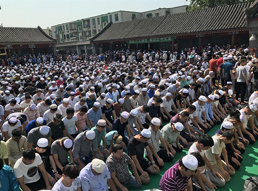 Ramazan Bayramı'nın bir gün sonra kutlanmaya başlandığı Çin'deki Müslümanlar, bayram namazını kılmak için camileri doldurdu.

                                    Başkent Pekin'de bulunan Niucie Camisi'nde toplanan Müslümanlar, avluda kurulan stantlarda zekat ve fitre vecibelerini yerine getirdikten sonra bayram namazlarını kıldı.
                                
