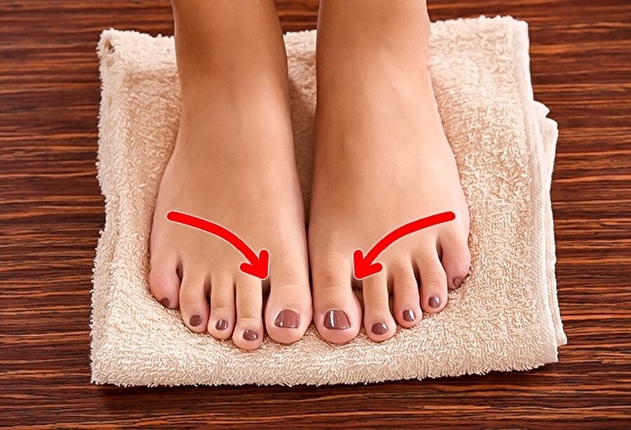 Ayaklarınızı yıkadıktan sonra mutlaka parmak aralarınızı kurulayın.