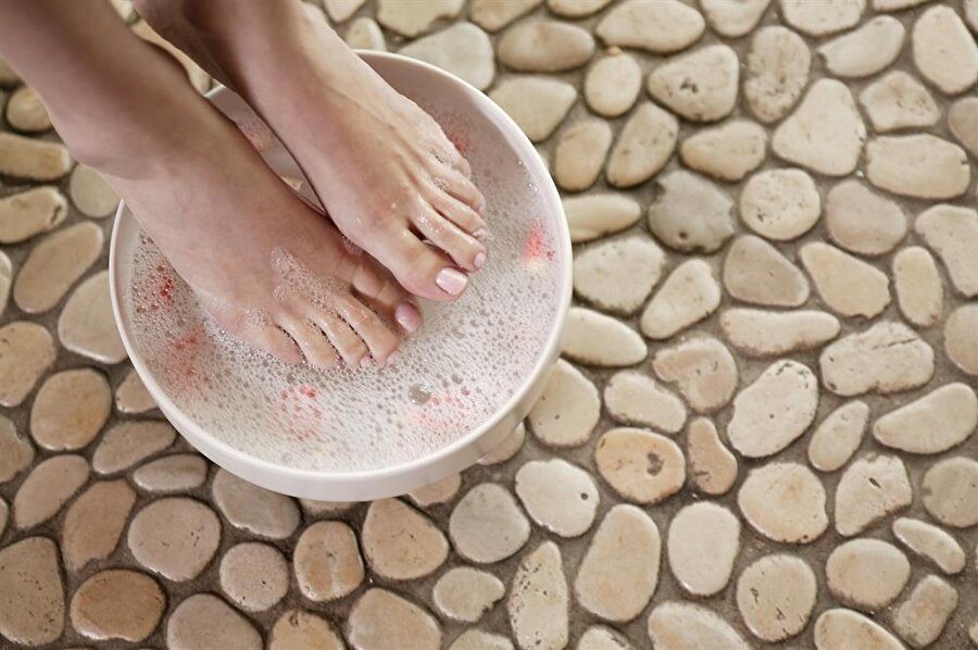 Duş aldıktan sonra ayaklarınıza lavanta yağıyla masaj yapabilirsiniz. 