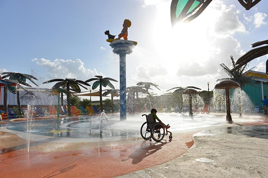 Parkın her yerinde rahatlıkla tekerlekli sandalye kullanılabiliyor.