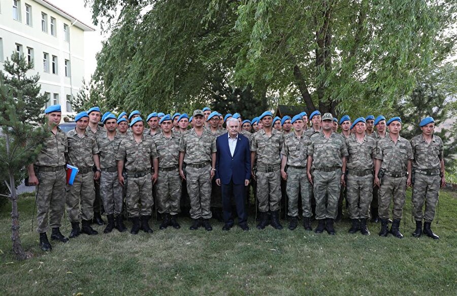 Başbakan Yıldırım, daha sonra operasyonu gerçekleştiren komando timi ile hatıra fotoğrafı çektirdi.
