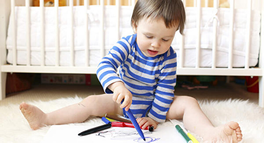 Resim yapma

                                    Resim yapmak; bebeklerin gelişimiyle doğru orantılı bir aktivitedir. Çocuğunuz kalemleri kavramayı öğrendikten sonra onlarla bol bol karalama çalışması yapabilirsiniz. 
                                