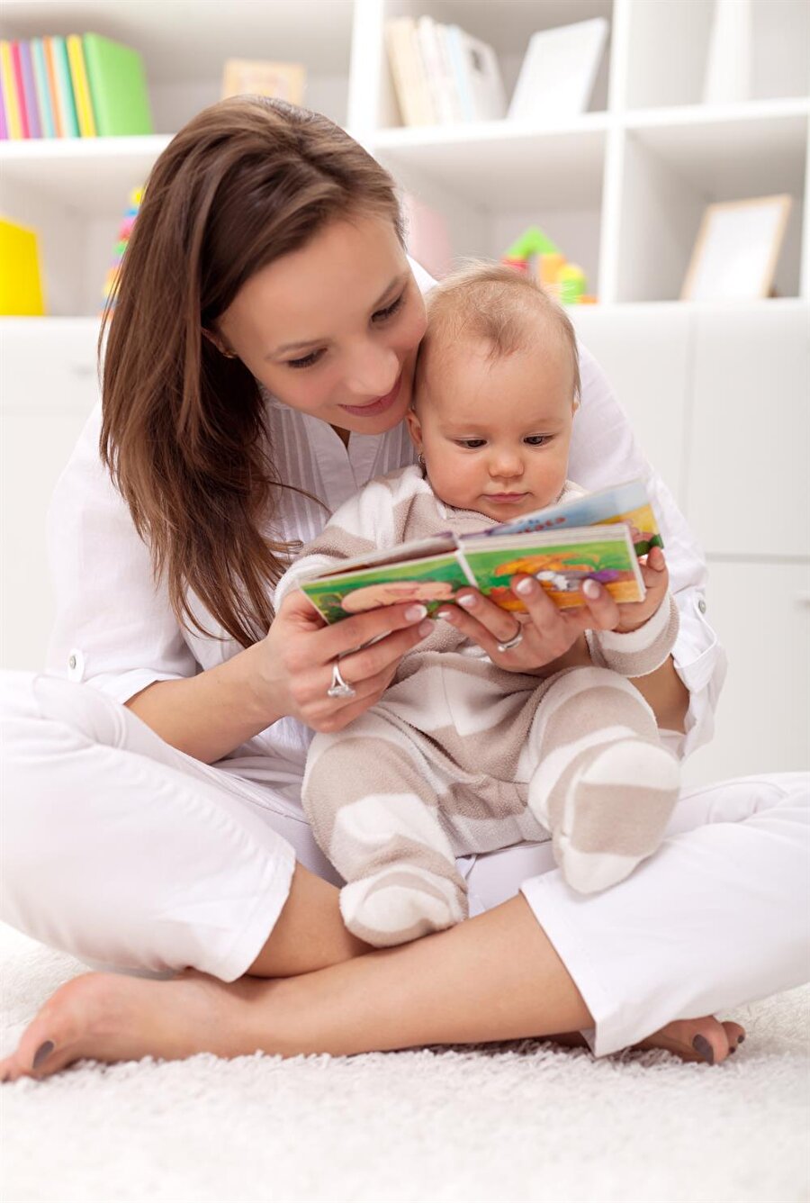 Kitap okuma

                                    Kitap okuma alışkanlığı küçük yaşlarda kazanılır. Bu nedenle henüz 7-8 aylık bebeklerinizi kucağınıza alıp, onlara resimli kitapları okuyabilirsiniz. 
                                