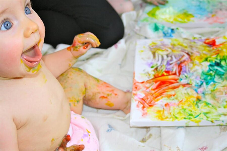 El baskısı

                                    Önünüze sulu boyaları alın ve bebeğinizle birlikte ellerinizi bir güzel boyalara daldırın. Ardından boyalı ellerinizi isterseniz bir deftere ya da kumaşa bastırın.
                                